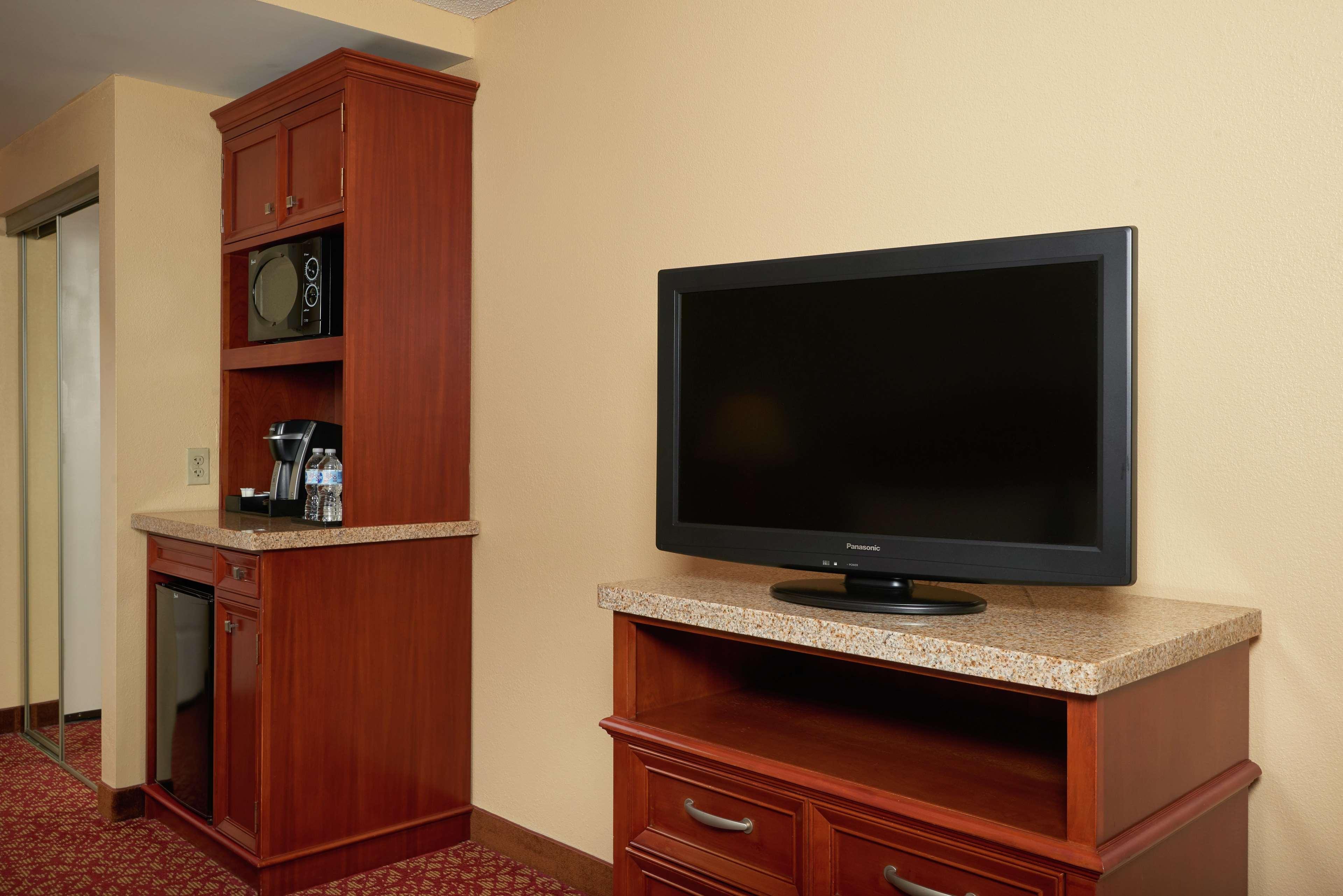 Hilton Garden Inn Newport News Extérieur photo