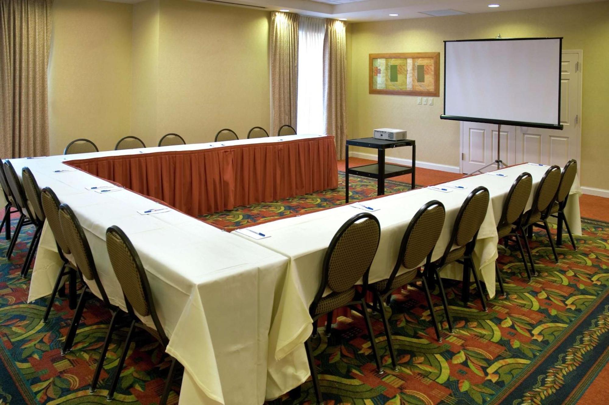 Hilton Garden Inn Newport News Extérieur photo