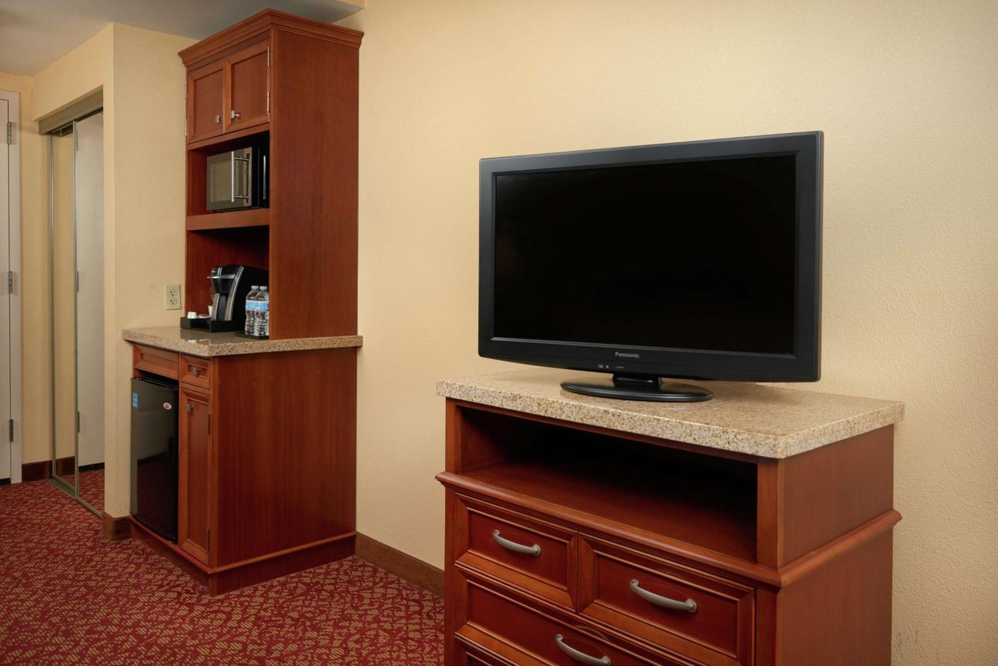 Hilton Garden Inn Newport News Extérieur photo