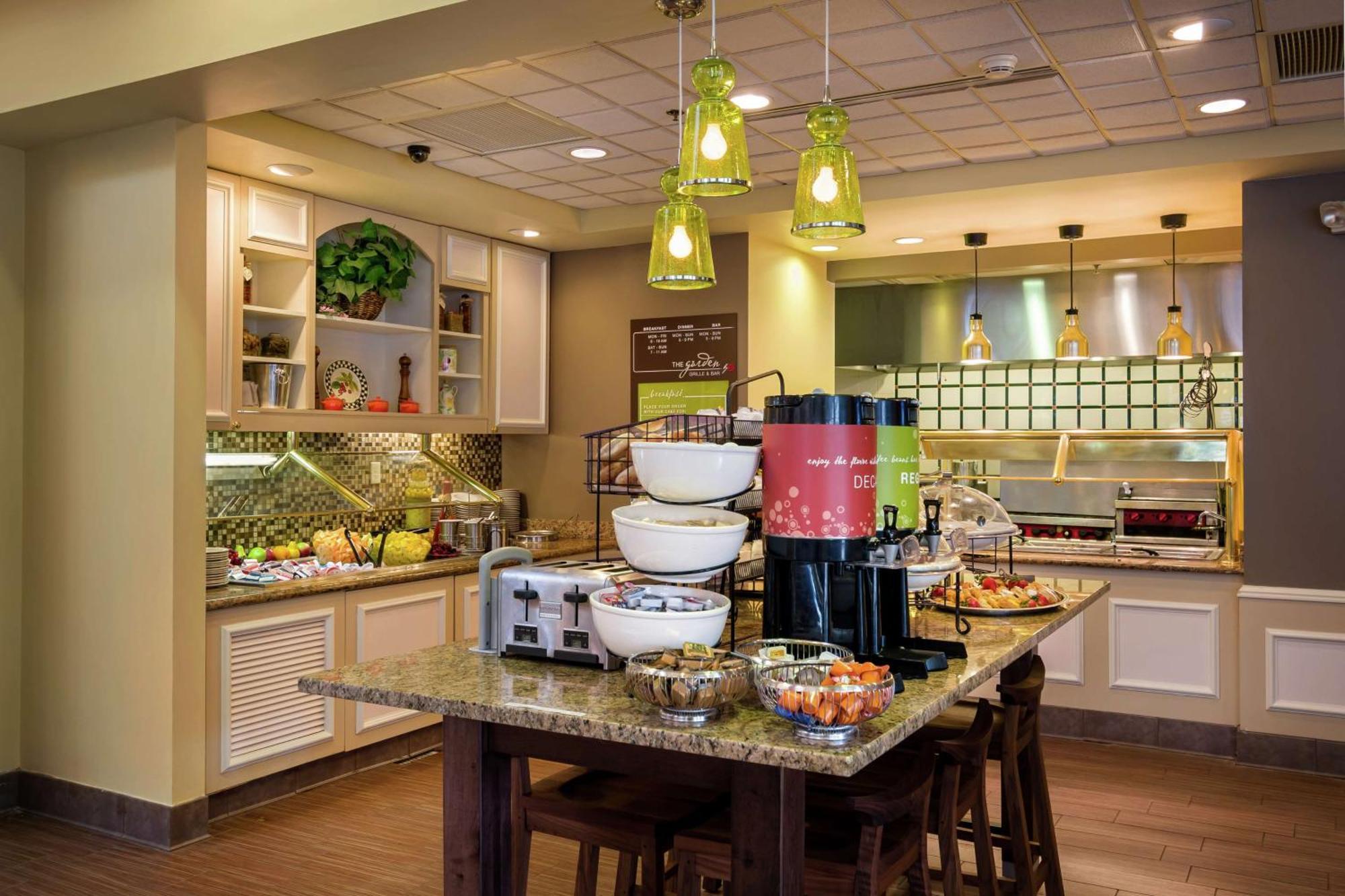 Hilton Garden Inn Newport News Extérieur photo