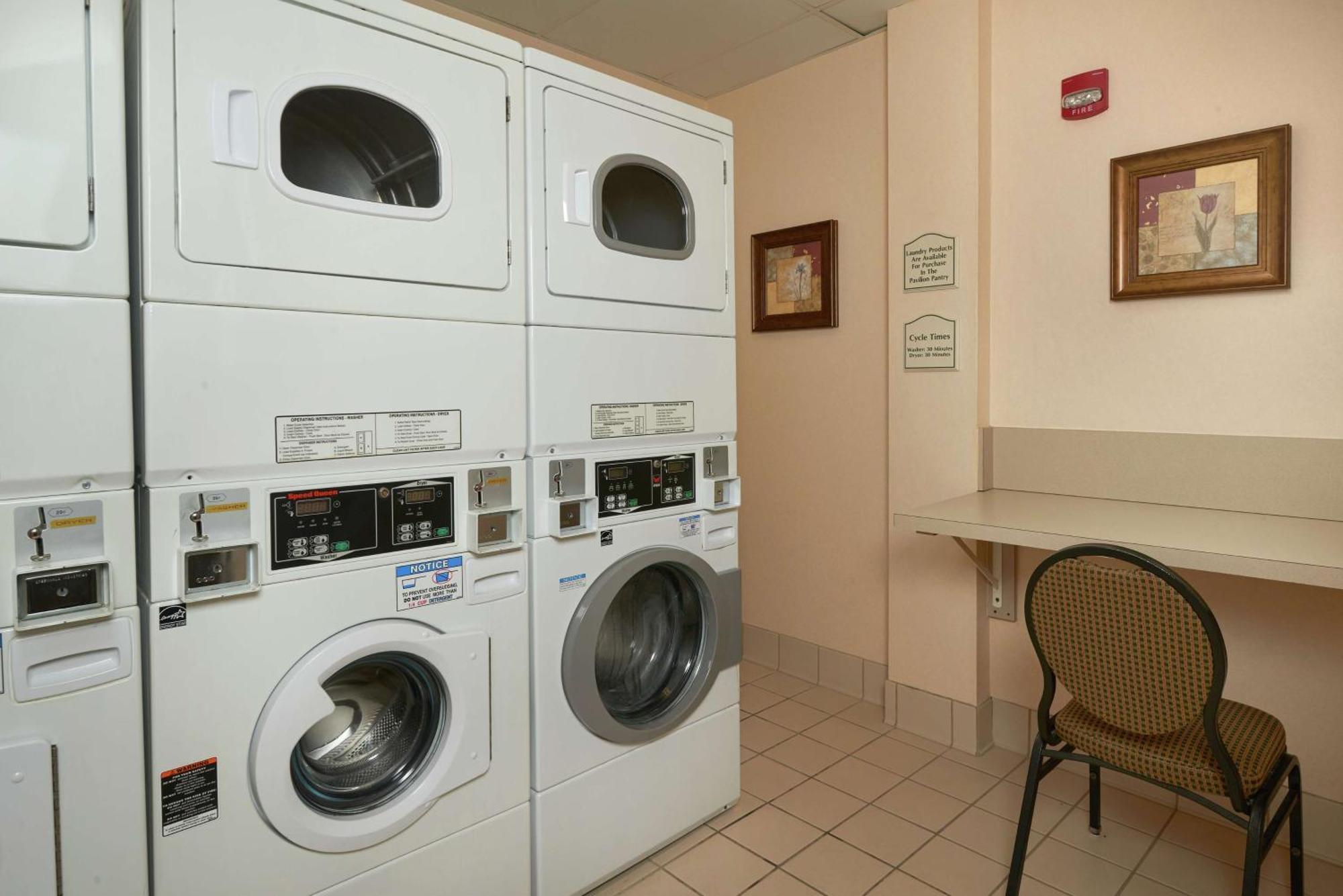 Hilton Garden Inn Newport News Extérieur photo