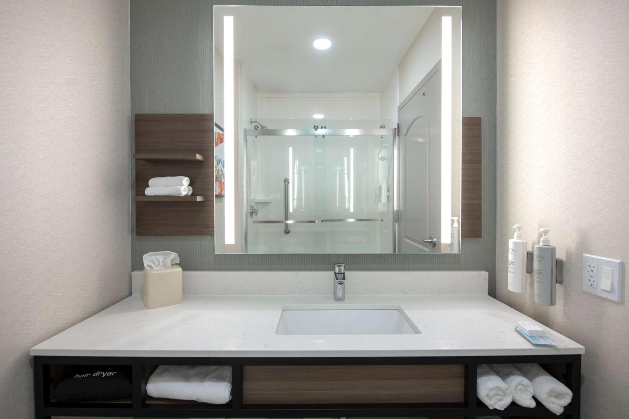 Hilton Garden Inn Newport News Extérieur photo